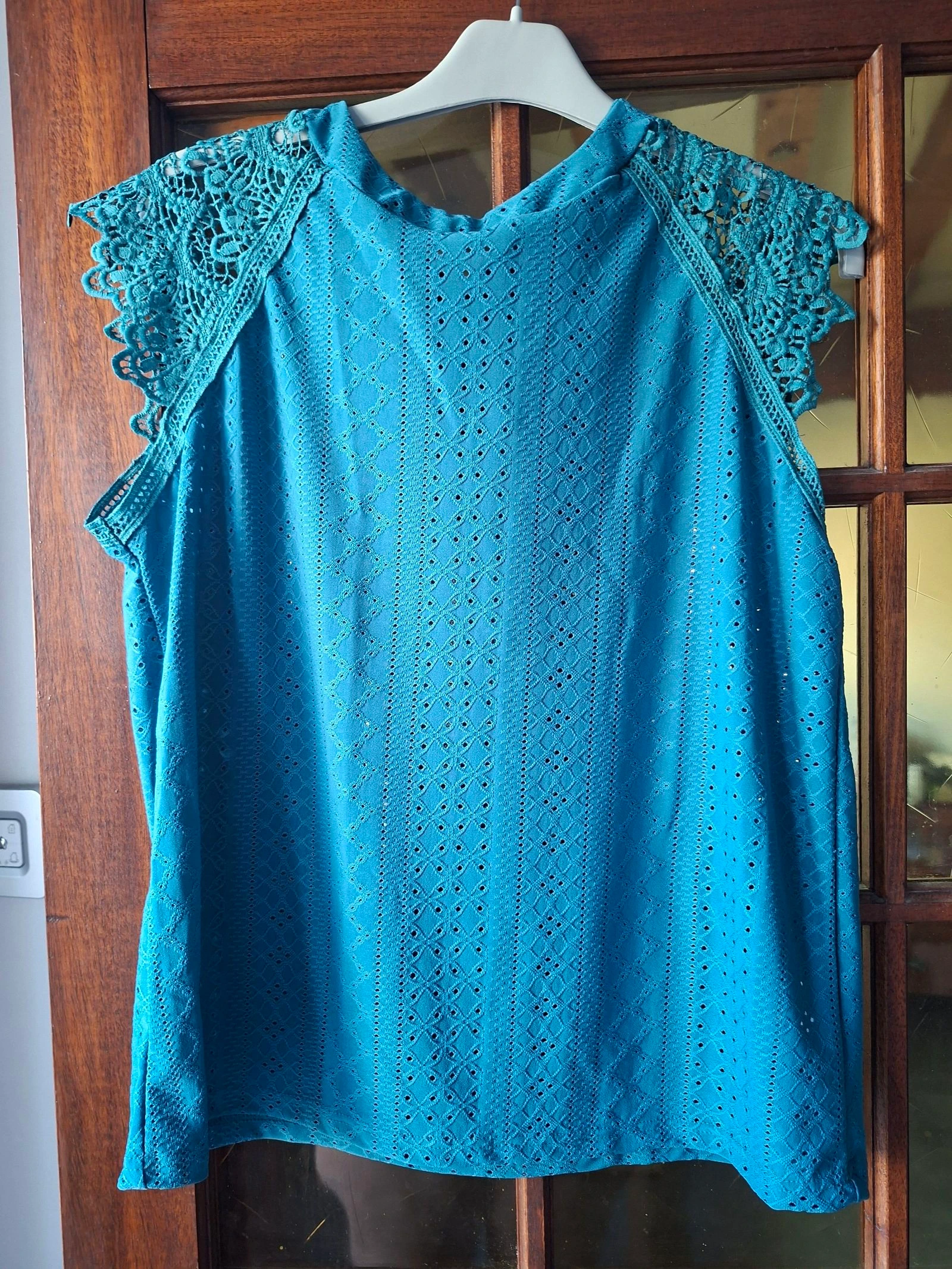 Haut femme bleu canard en broderie anglaise